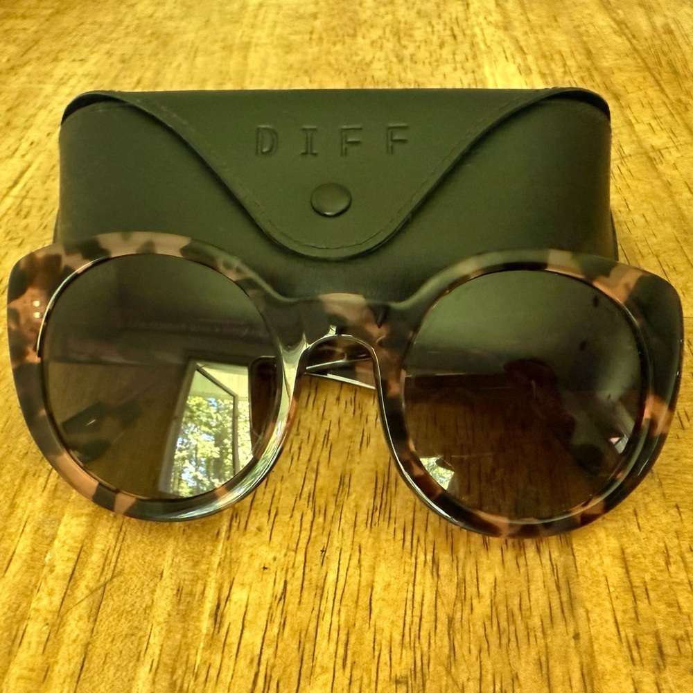 Diff Eyewear Brown Round Sunglasses Tortoiseshell Design